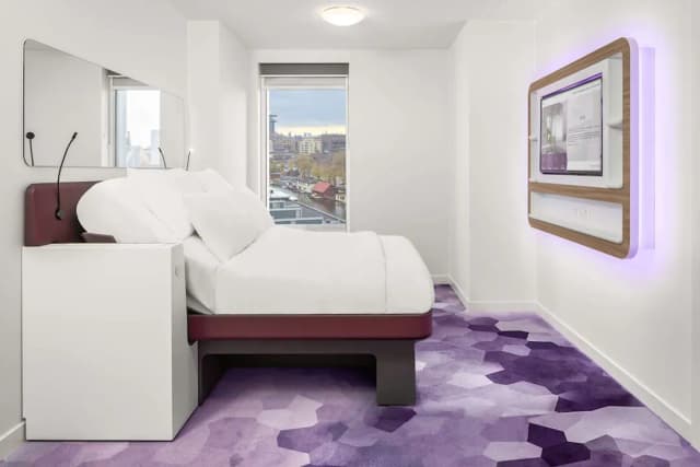 YOTEL Amsterdam-Premium Queen High Floor-3