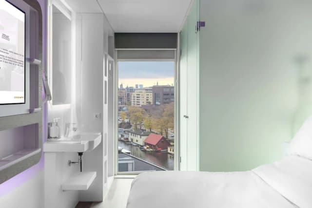 YOTEL Amsterdam-Premium Queen High Floor-6