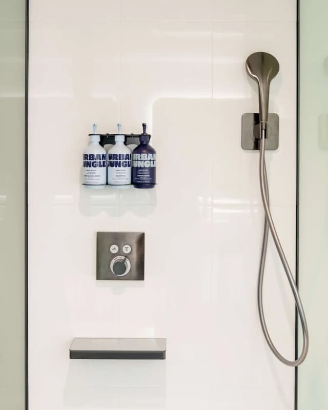 YOTEL Amsterdam-Premium Queen High Floor-8