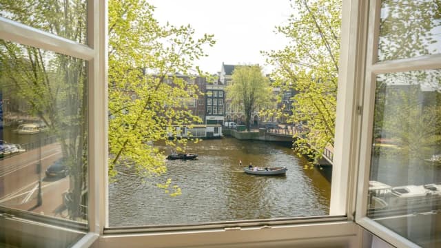 Hotel Nes Amsterdam-Triple Room, 3 Twin Beds, Canal View, Annex Building (Stairway access only)-4