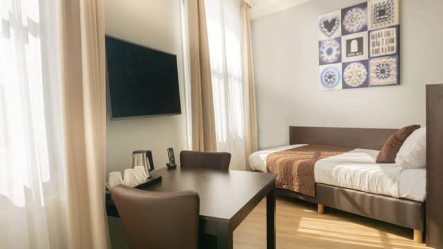 Hotel Nes Amsterdam-Triple Room, 3 Twin Beds, Canal View, Annex Building (Stairway access only)-2