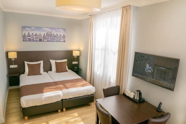 Hotel Nes Amsterdam-Triple Room, 3 Twin Beds, Canal View, Annex Building (Stairway access only)-1