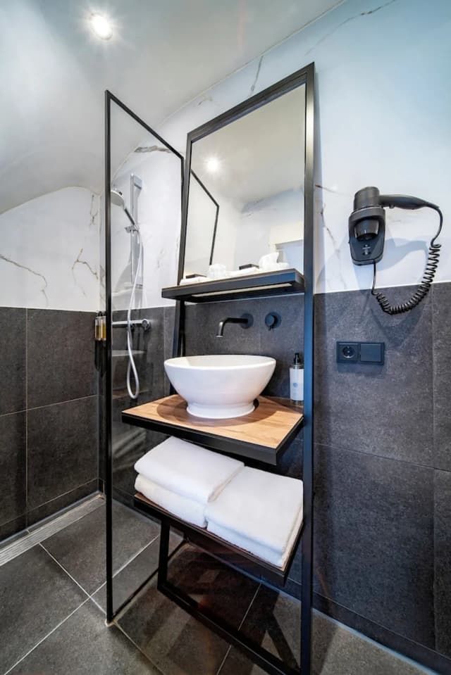 Hotel Nes Amsterdam-Twin Room (Stairway access only)-3