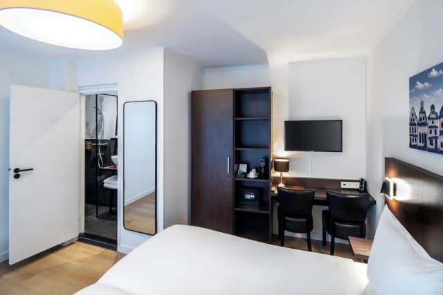 Hotel Nes Amsterdam-Twin Room (Stairway access only)-2