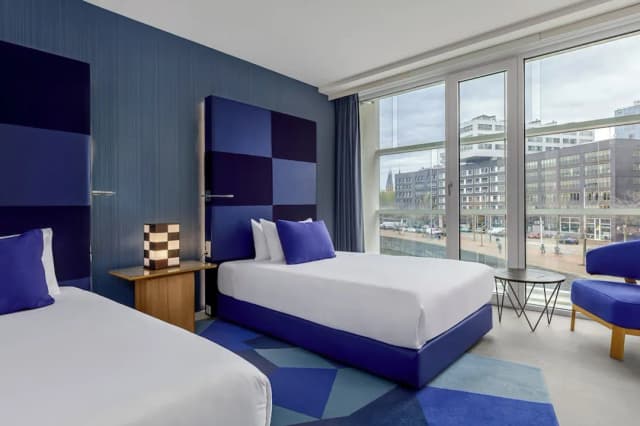 룸 메이트 아이타나, 암스테르담-슈피리어 트윈룸, 싱글침대 2개-3