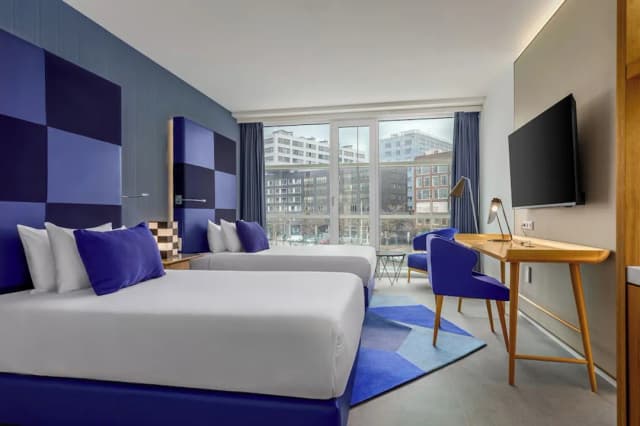 룸 메이트 아이타나, 암스테르담-슈피리어 트윈룸, 싱글침대 2개-2