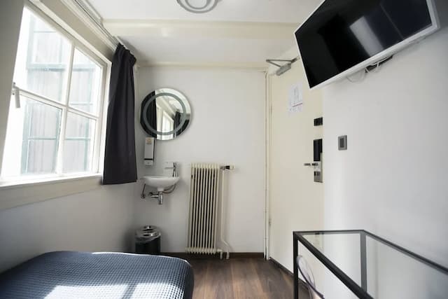 クエンティン ホテル ゴールデン ベア-シングルルーム シングルベッド 1 台 共用バスルーム-2