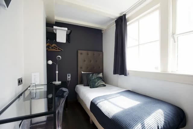 クエンティン ホテル ゴールデン ベア-シングルルーム シングルベッド 1 台 共用バスルーム-1