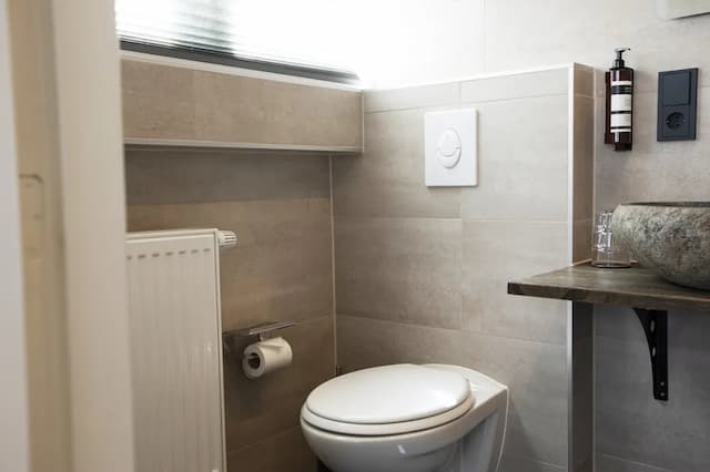 クエンティン ホテル ゴールデン ベア-シングルルーム シングルベッド 1 台 共用バスルーム-6