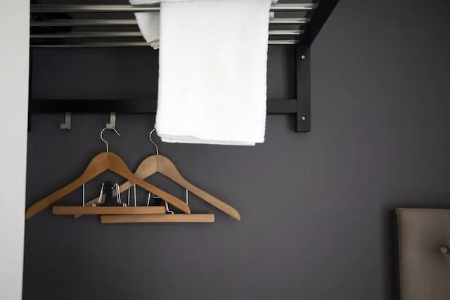 クエンティン ホテル ゴールデン ベア-シングルルーム シングルベッド 1 台 共用バスルーム-4