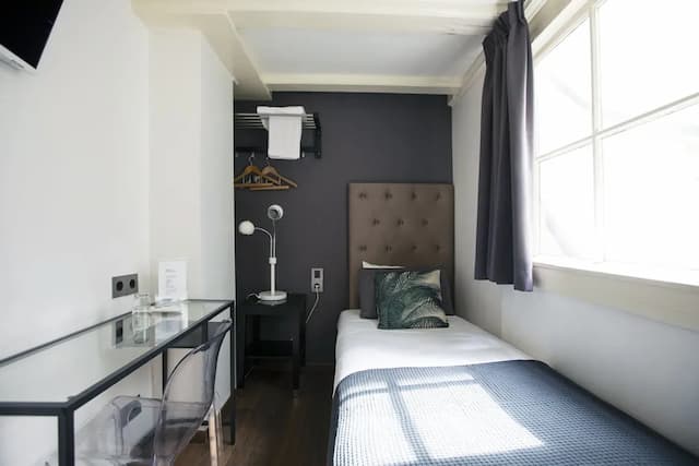 クエンティン ホテル ゴールデン ベア-シングルルーム シングルベッド 1 台 共用バスルーム-3