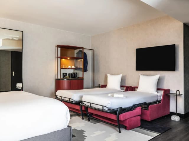 Amsterdam Tribe City 飯店-豪華四人房, 1 張標準雙人床和 1 張沙發床-4