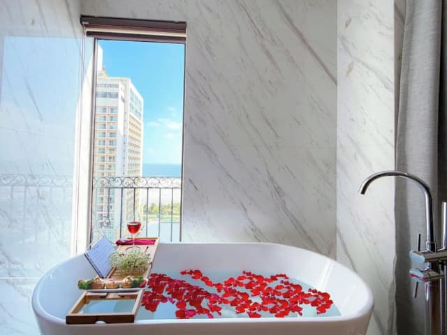 ゴールデンロータス ホテル ダナン-エグゼクティブ スイート キングベッド 1 台 浴槽 シービュー (Balcony, Afternoon Tea)-6