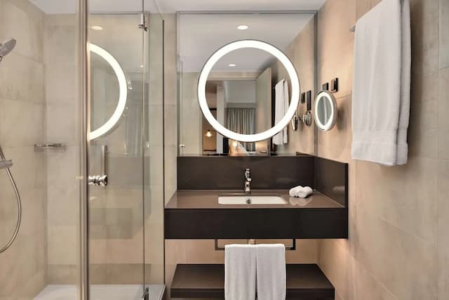 Hilton Vienna Park-Junior Suite, 1 King Bed (Panorama)-8