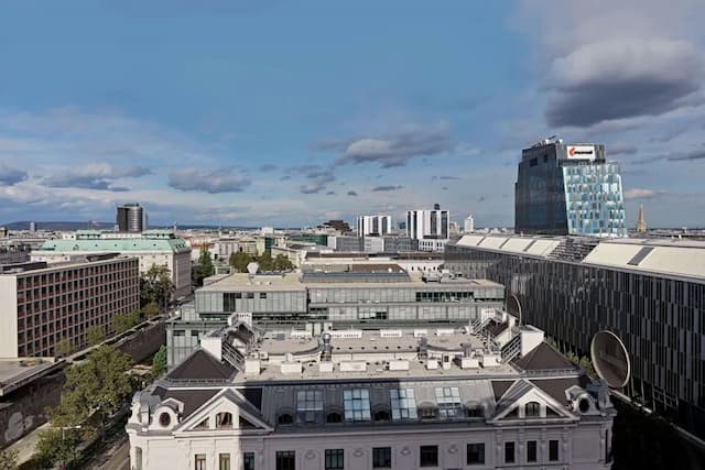 Hilton Vienna Park-Premium Room, 1 King Bed (Panorama)-7