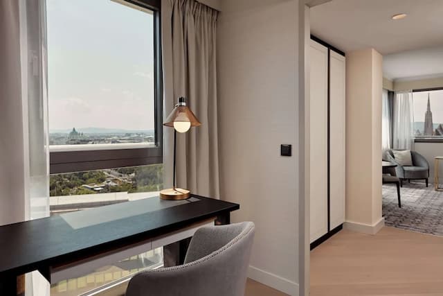 Hilton Vienna Park-Suite, 1 King Bed (Grand Park, Lounge Access)-2