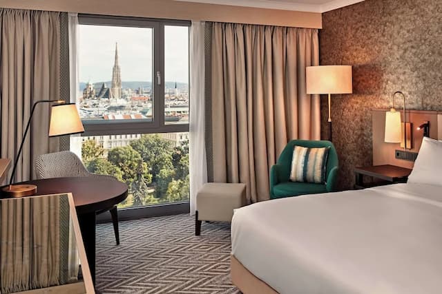 Hilton Vienna Park-Premium Room, 1 King Bed, Park View-1