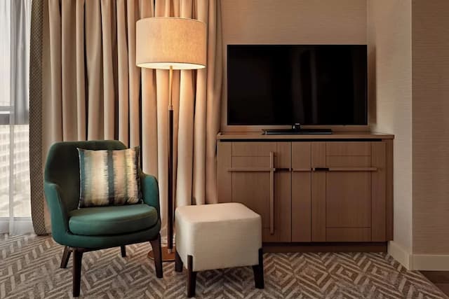 Hilton Vienna Park-Premium Room, 1 King Bed, Corner (Panorama)-6