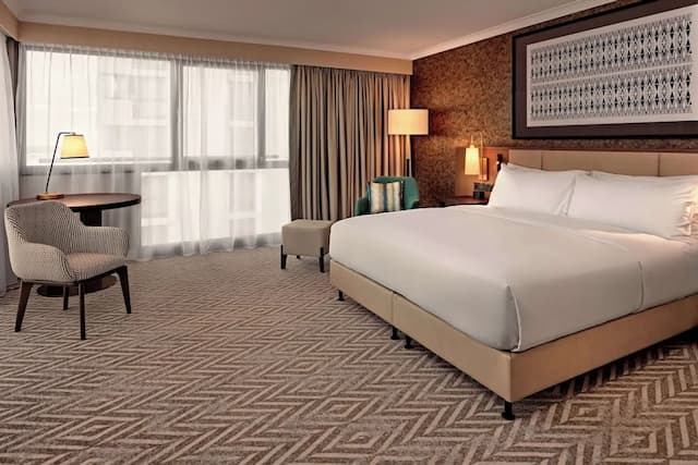 Hilton Vienna Park-Premium Room, 1 King Bed, Corner (Panorama)-3