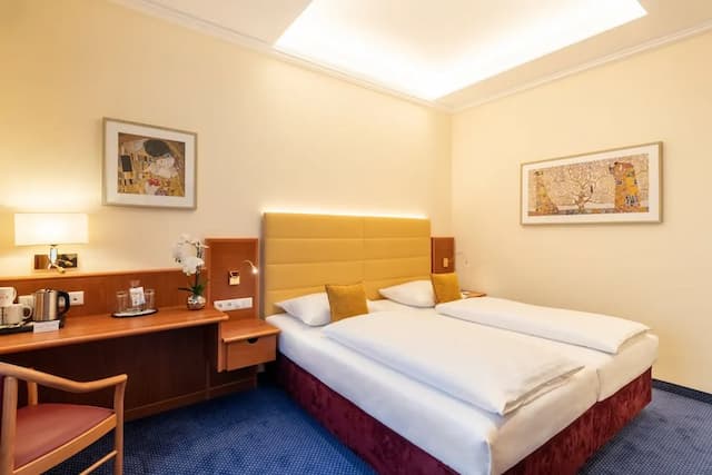 Austria Classic Hotel Wien-Premium Triple Room, Courtyard View-3
