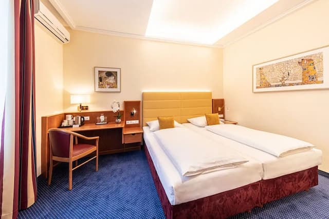Austria Classic Hotel Wien-Premium Triple Room, Courtyard View-7