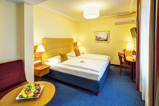 Austria Classic Hotel Wien-Premium Triple Room, Courtyard View-1