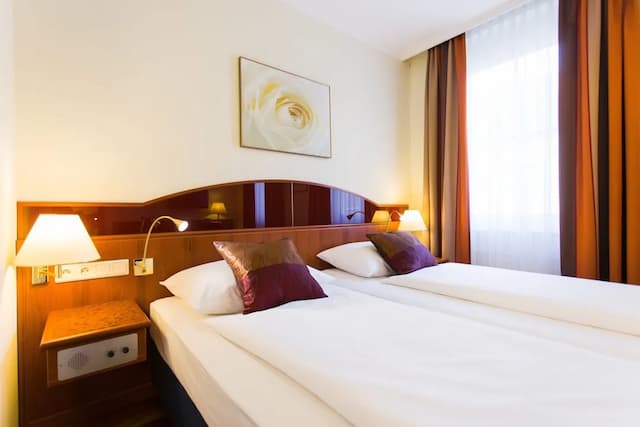 Austria Classic Hotel Wien-Premium Triple Room, Courtyard View-2