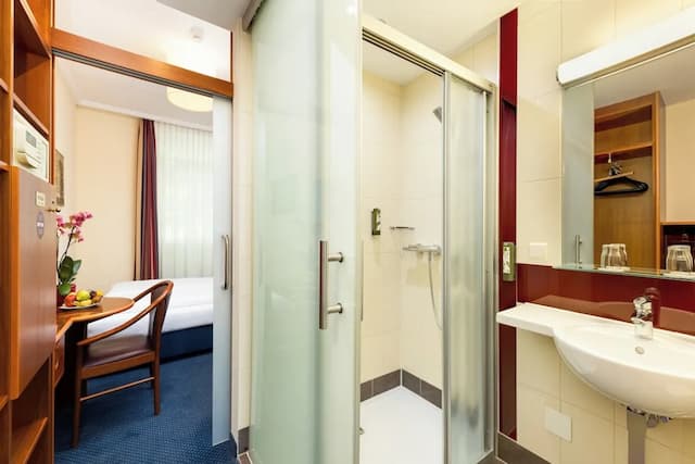 Austria Classic Hotel Wien-Standard Double or Twin Room, City View-4