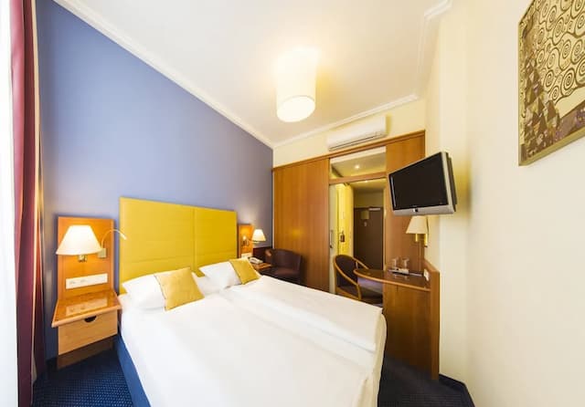 Austria Classic Hotel Wien-Standard Double or Twin Room, City View-1