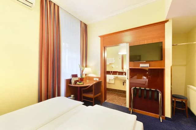 Austria Classic Hotel Wien-Classic Double Room, Courtyard View-9