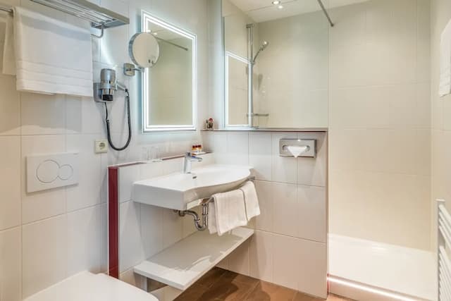 Austria Classic Hotel Wien-Comfort Double or Twin Room, Courtyard View-10