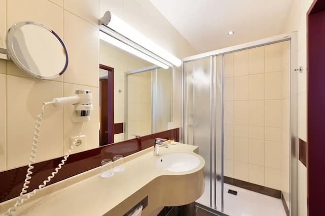 Austria Classic Hotel Wien-Comfort Double or Twin Room, Courtyard View-9