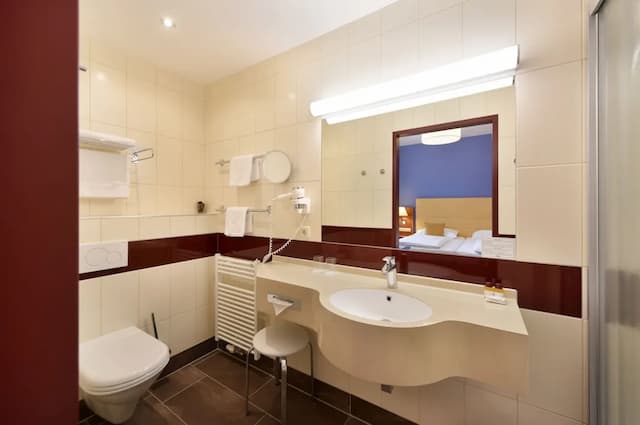 Austria Classic Hotel Wien-Comfort Double or Twin Room, Courtyard View-8