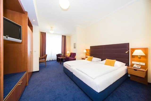 Austria Classic Hotel Wien-Standard Quadruple Room, City View-3