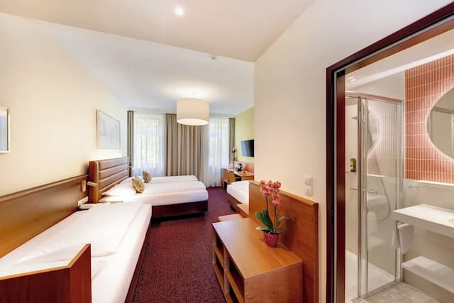 Austria Classic Hotel Wien-Standard Quadruple Room, City View-1