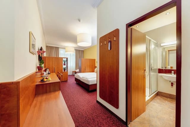 Austria Classic Hotel Wien-Standard Quadruple Room, City View-4