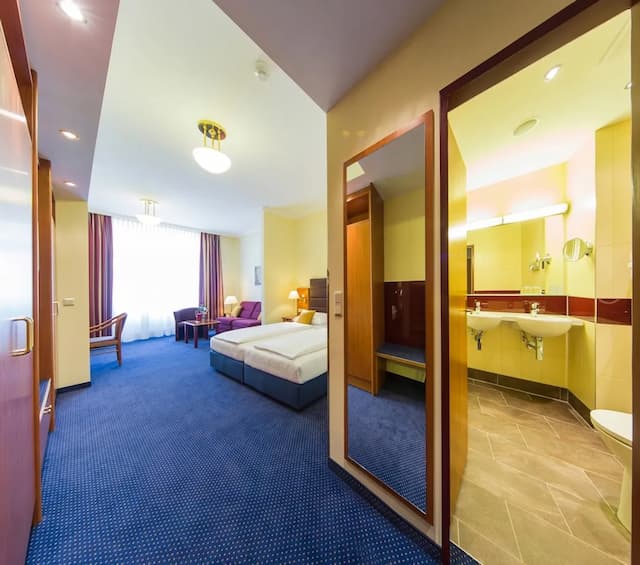 Austria Classic Hotel Wien-Standard Quadruple Room, City View-2