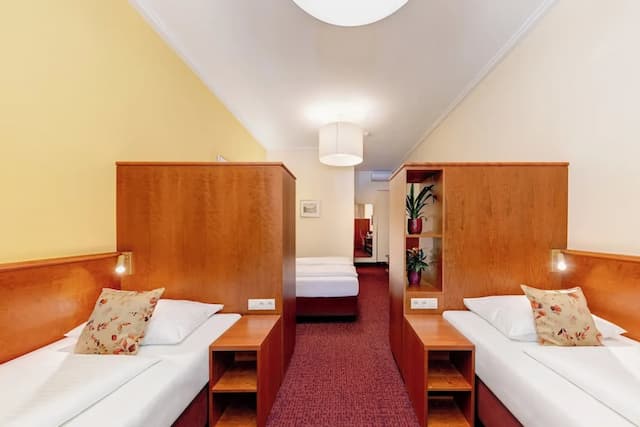 Austria Classic Hotel Wien-Standard Quadruple Room, City View-5