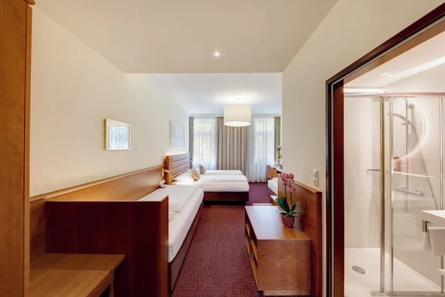 Austria Classic Hotel Wien-Standard Quadruple Room, City View-7