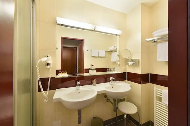 Austria Classic Hotel Wien-Standard Triple Room, City View-5