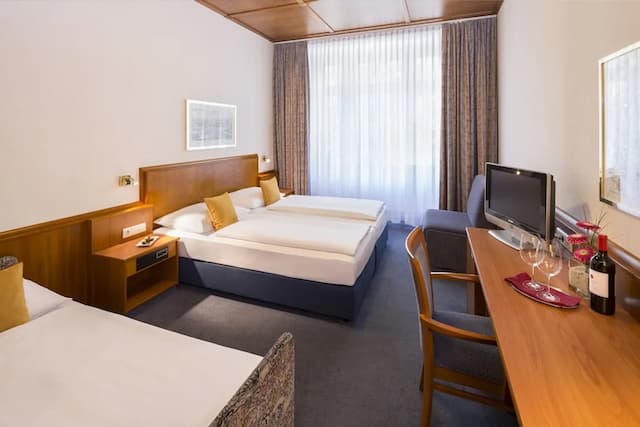 Austria Classic Hotel Wien-Standard Triple Room, City View-2