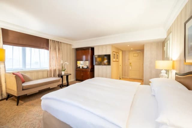InterContinental Vienna by IHG-Premium Room, 1 King Bed, City View, Corner-4