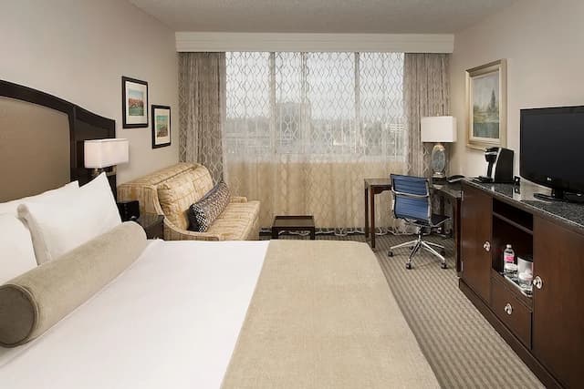 Skybridge Seattle Airport Hotel-Standard Room, 1 King Bed (Hearing Accessible)-1