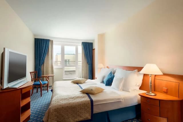 Ramada by Wyndham Prague City Centre-Business Room, 1 King Bed, Non Smoking-3