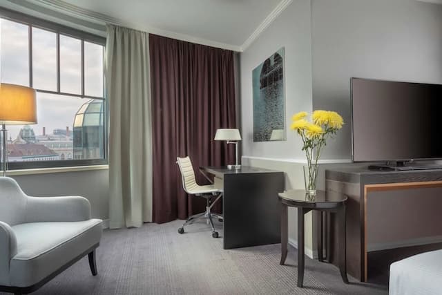 Hilton Prague Old Town-高级房, 1 张特大床 (with Sofa)-1