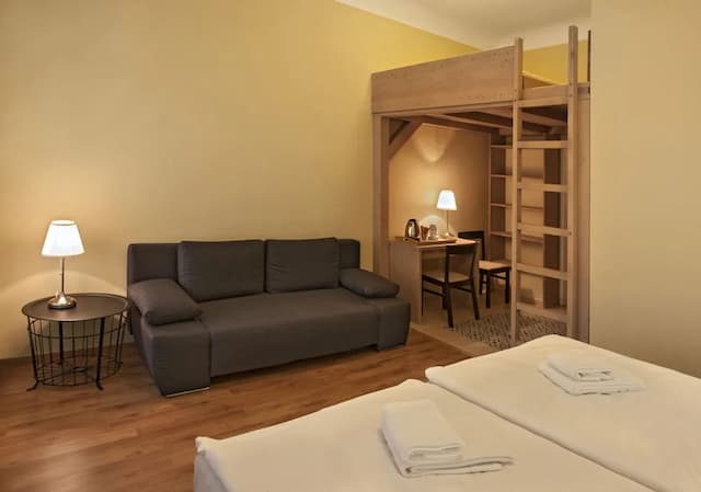 裴森科托舊城飯店-舒適四人房-2