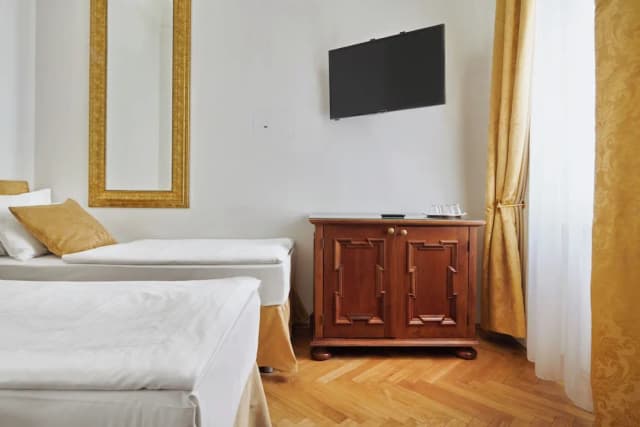 Charles Bridge Palace-四人房-2