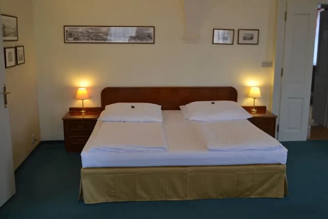Hotel Adalbert-Deluxe Double Room-3