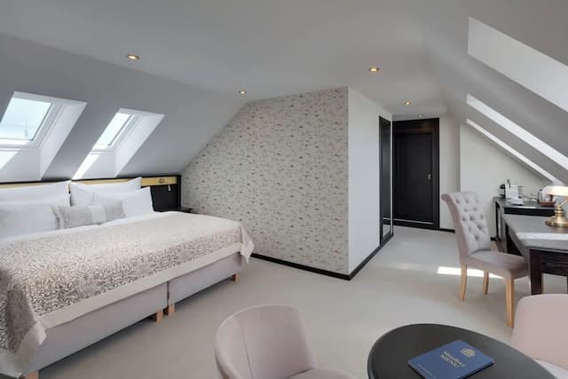 薩沃伊酒店-Attic room with stairs-6