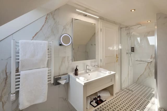 薩沃伊酒店-Attic room with stairs-8